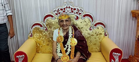 101-வது பிறந்த நாளை கேக் வெட்டி கொண்டாடிய மூதாட்டி.