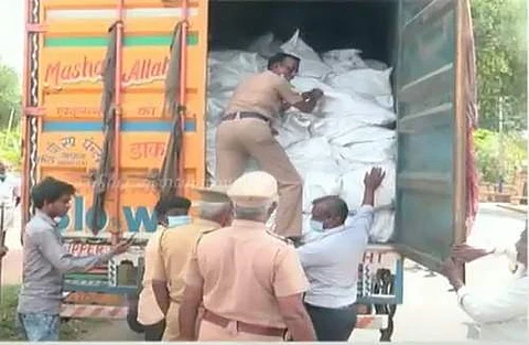 ஜெயலலிதா புகைப்படம் பொறிக்கப்பட்ட ஸ்கூல் பேக்குகள் ஏற்றி வந்த கண்டெய்னர் லாரி