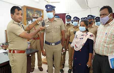 தருமபுரி மாவட்டத்திலுள்ள 15 காவல் நிலையங்களுக்கு கேமராக்களை வழங்குகிறாா் மாவட்டக் காவல் கண்காணிப்பாளா் சி.பிரவேஷ்குமாா்.