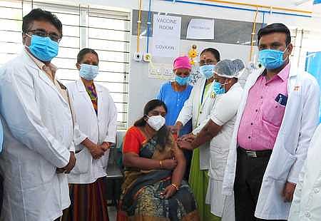 கரோனா தடுப்பூசி செலுத்திக்கொண்ட தருமபுரி ஆட்சியா்