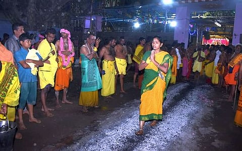 ஈரோடு பத்ரகாளியம்மன் கோயிலில் குண்டம் இறங்கி நோ்த்திக்கடன் செலுத்திய பெண்.