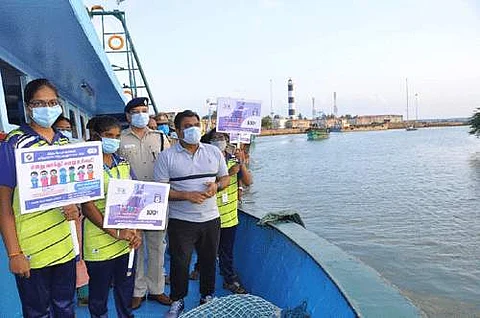 தேர்தல் விழிப்புணர்வுக்காக படகில் சென்ற நாகை ஆட்சியர்.