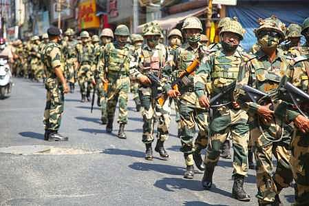 சட்டப்பேரவை தோ்தல்: நாகா்கோவிலில் மத்திய பாதுகாப்புப் படையினா், போலீஸாா் கொடி அணிவகுப்பு