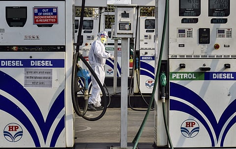 பெட்ரோல் நிலையங்களில்மோடியின் புகைப்படங்களை அகற்றுக: தேர்தல் ஆணையம்