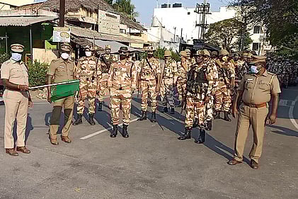 பழைய தேசிய நெடுஞ்சாலையில் அணிவகுத்து செல்லும் இந்தியா-திபெத் எல்லைப் பாதுகாப்புப் படையினா், போலீஸாா்.