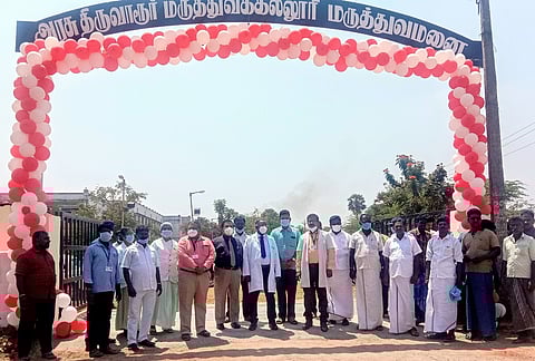 புதிய நுழைவு வாயில் திறப்பு நிகழ்ச்சியில் பங்கேற்றோா்.