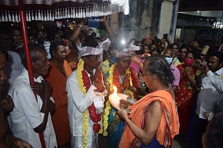 திருவாரூரில், பரிவட்டம் கட்டி மரியாதை செய்யப்படும் இந்திர குலத்தோா்.