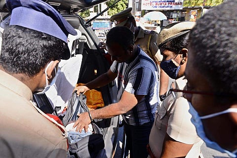 தமிழகத்தில் தேர்தல் நன்னடத்தை விதிமுறைகள் அமலுக்கு வந்துள்ள நிலையில், சென்னையில் தேர்தல் பறக்கும் படையினர், காவலர்களுடன் இணைந்து தீவிர வாகன சோதனையில் ஈடுபட்டு வருகின்றனர்.