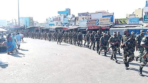 உசிலம்பட்டியில் துணை ராணுவப் படையினா் கொடிஅணிவகுப்பு