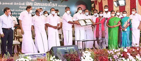 முதல்வர் எடப்பாடி பழனிசாமி மற்றும் துணை முதல்வரிடம் இருந்து விருது பெறும் மாணவி நர்மதா