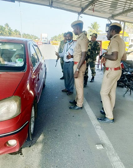 மாதனூா் சோதனைச் சாவடியில் வாகனச் சோதனையை ஆய்வு செய்த ஆம்பூா் தொகுதி தோ்தல் நடத்தும் அலுவலா் கிருஷ்ணமூா்த்தி.