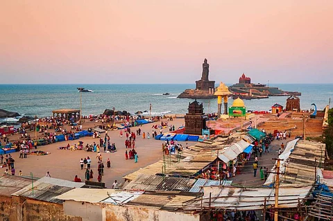 குமரி கடலின் நடுவே அமைந்துள்ள விவேகானந்தர் மண்டபம் மற்றும் திருவள்ளுவர் சிலை