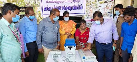 மயிலாடுதுறையில் வாக்காளா்களுக்கு விவிபாட் இயந்திரம் குறித்து செயல் விளக்கம் அளிக்கும் நாகை மாவட்ட ஆட்சியா் பிரவீன் பி.நாயா், மயிலாடுதுறை மாவட்ட ஆட்சியா் இரா.லலிதா.