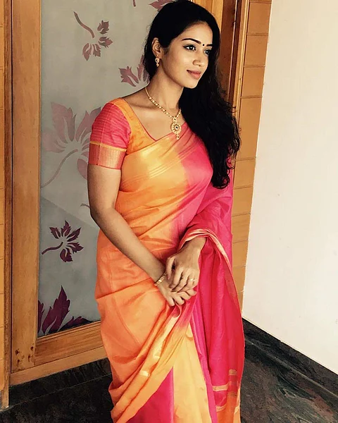 மதுரையில் பிறந்து தூத்துக்குடியில் தனது பள்ளி படிப்பினை பயின்று துபாயில் மாடல் அழகியாக உயர்ந்த பிறகு வெள்ளிதிரையில் அறிமுகமானார். படம்: இன்ஸ்டாகிராம்