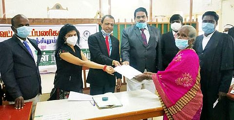 விபத்தில் உயிரிழந்தவரின் குடும்பத்தினருக்கு காப்பீட்டுத்தொகை ரூ.12 லட்சத்துக்கான காசோலையை வழங்கும் மாவட்ட நீதிபதி ஜெ.சந்திரன். உடன் சட்டப்பணிகள் ஆணைக்குழுவின் தலைவர் பிரியா, கூடுதல் மாவட்ட நீதிபதி.