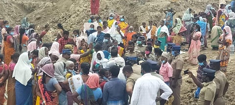 வெங்கல் அருகே சவுடு மண் குவாரிக்கு எதிர்ப்பு தெரிவித்து போராட்டம்