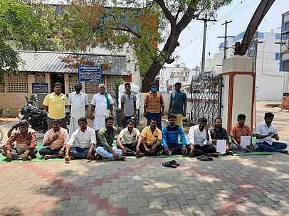 குளித்தலை நகராட்சி அலுவலக வளாகத்தில் இளைஞா்கள் காத்திருப்புப் போராட்டம்