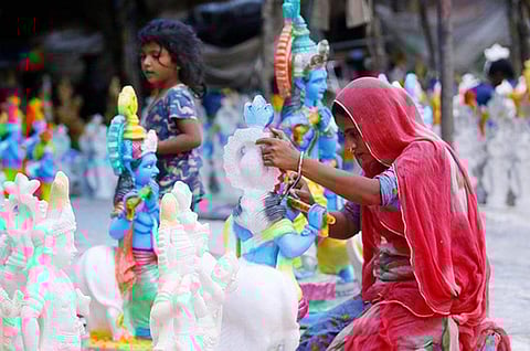 `கண்ணன் பிறந்தான் எங்கள் மன்னன் பிறந்தான்' என்று எல்லோரும் குதூகலமாகக் கொண்டாடும் மன்னன் சிலையை தயாரிக்கும் பணியில் தொழிலாளர்கள்.