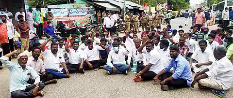 உண்மைக் குற்றவாளிகளை கைது செய்ய வலியுறுத்தி சாலை மறியலில் ஈடுபட்ட வழக்குரைஞர்கள் மற்றும் அழகரசனின் உறவினர்கள்