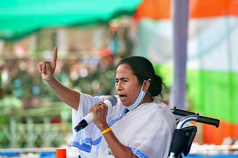 கொல்கத்தா: காந்தி சிலை அருகே மம்தா பானர்ஜி தர்னா