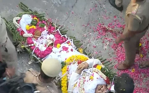 72 குண்டுகள் முழங்க விவேக்கிற்கு காவல்துறையினர் மரியாதை - படங்கள்