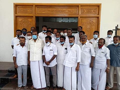 மின்னனு வாக்குப்பதிவு இயந்திரம் பாதுகாக்கப்படும் அறைக்கு அருகிலேயே ஆன்லைன் வகுப்புகள் நடத்த அனுமதிக்கக்கூடாது என சோழவந்தான் தொகுதி திமுகவினர் மாவட்ட ஆட்சியரிடம் மனு அளித்தனர்.