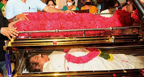 நடிகர் விவேக் உடல் தகனம்: 72 குண்டுகள் முழங்க காவல்துறையினர் மரியாதை