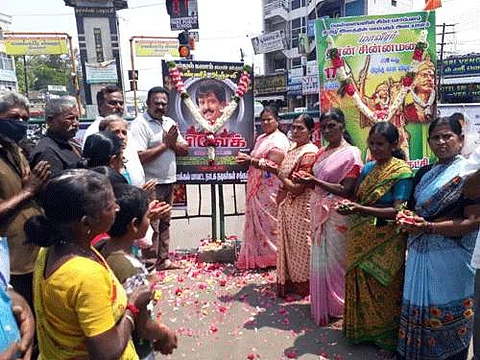 மறைந்த நடிகர் விவேக் உருவப்படத்திற்கு அஞ்சலி செலுத்தும் நாமக்கல் மாவட்ட நாடக நடிகர்கள்.
