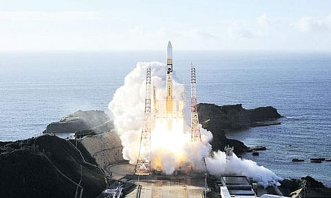 நிலவில் தடம் பதிக்க...!