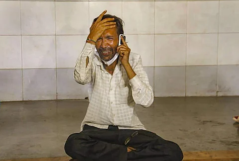 நிரம்பும் மருத்துவமனை: தெருக்களில் உறங்கும் கரோனா நோயாளிகள்