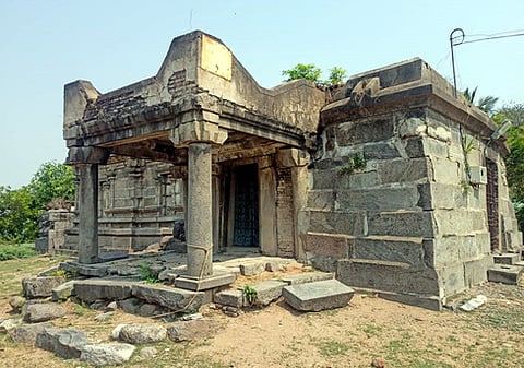 அழிசூா் ஸ்ரீஅருளாளீஸ்வரா் திருக்கோயில்.