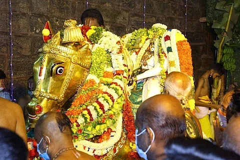 கரோனா இரண்டாவது அலை காரணமாக சித்திரை விழாவின் முக்கிய நிகழ்வான கள்ளழகர் வைகை ஆற்றில் இறங்கும் வைபவம், அழகர் கோயிலில்  பக்தர்களின்றி நடைபெற்றது.