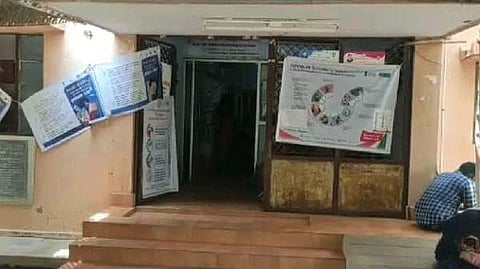 கரோனா பரிசோதனை மையத்திற்குள் புகுந்த பாம்பு