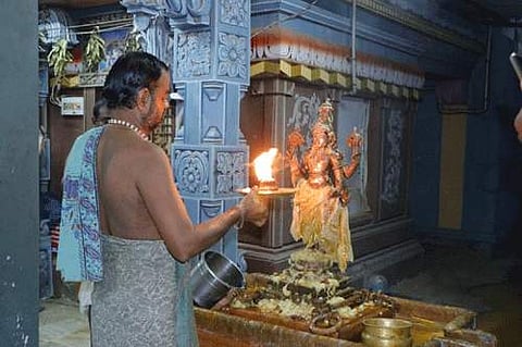 மானாமதுரை கிராமத்தார் மண்டகப்படியில் வீர அழகருக்கு நடைபெற்ற திருமஞ்சன பூஜை