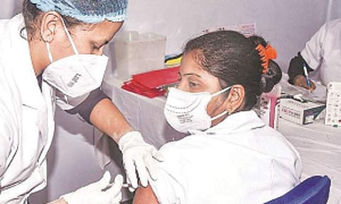 கரோனா தடுப்பூசி போட்டுக் கொண்டால் இயல்பு வாழ்க்கை திரும்புமா?