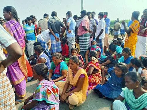 சாலைமறியலில் ஈடுபட்ட பெண்கள்.