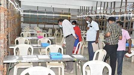 வாக்கு எண்ணிக்கை மையத்தில் அமைக்கப்பட்டுள்ள மேசைகளை ஆய்வு செய்யும் அதிகாரிகள் (கோப்புப் படம்)