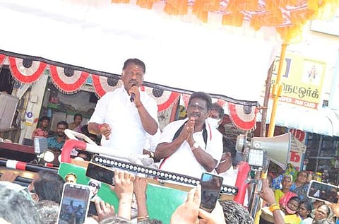 ஆண்டிபட்டியில் ஞாயிற்றுக்கிழமை அதிமுக வேட்பாளர் ஆ.லோகி ராஜனை ஆதரித்து தேர்தல் பிரசாரம் செய்த துணை முதல்வர் ஓ. பன்னீர்செல்வம். 