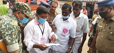 ஆண்டிபட்டியில் வாக்காளர்களுக்குப் பணம் வழங்கல்