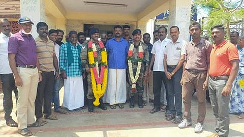 பணி நிறைவு பெற்று ஊர் திரும்பிய இந்திய இராணுவ வீரர்கள் நாயக் ஜெயப்பிரகாசம் மற்றும் நாயக் சுந்தரம் இருவருக்கும் வரவேற்பு அளித்த நண்பர்கள்.