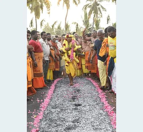 பெரிய மாரியம்மன் வகையறா கோவிலின் குண்டம் விழாவில் தீ மிதித்த பூசாரிகள்.