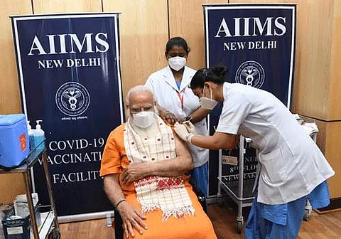 தில்லி அகில இந்திய மருத்துவ அறிவியல் கழகத்தில் இரண்டாவது டோஸ் கரோனா தடுப்பூசியை எடுத்துக் கொண்ட பிரதமர் நரேந்திர மோடி.