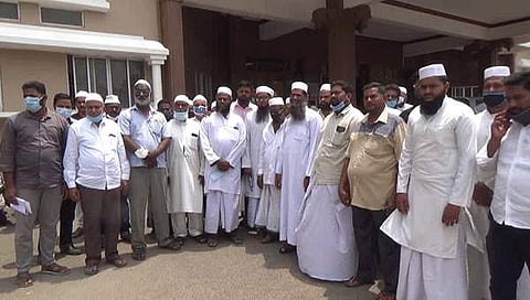 நாமக்கல் ஆட்சியர் அலுவலகத்திற்கு வெள்ளிக்கிழமை மனு அளிக்க வந்த இஸ்லாமியர்கள்.