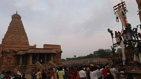 தஞ்சாவூர் பெரிய யிலில் சித்திரைப் பெருந்திருவிழா கொடியேற்றத்துடன் வெள்ளிக்கிழமை காலை தொடங்கியது. 