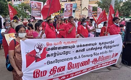 திருச்சி சிந்தாமணி அண்ணாசிலை அருகே சனிக்கிழமை ஆா்ப்பாட்டத்தில் ஈடுபட்ட மக்கள் கலை இலக்கியக் கழகத்தினா்.