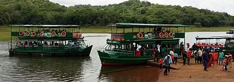 தேக்கடி ஏரியில் படகு சவாரி செல்லும் சுற்றுலா பயணிகள். (கோப்பு படம்)