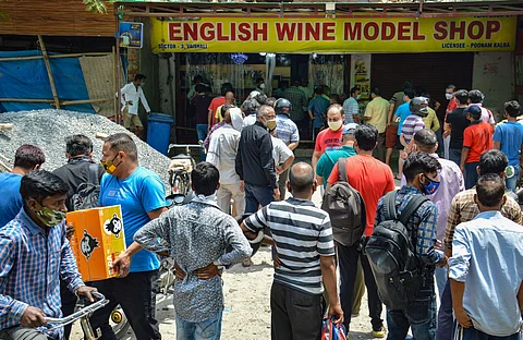 ஊரடங்கு தளர்வு: மதுபானக் கடையில் குவிந்த உ.பி. மக்கள்