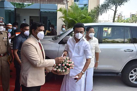 16வது தமிழக சட்டப்பேரவையின் முதல் கூட்டத்தொடர் இன்று கலைவாணர் அரங்கில் கூடியது. முதல் கூட்டத் தொடருக்கு வருகை தந்த முதல்வர் ஸ்டாலினுக்கு சட்டப்பேரவை செயலாளர் சீனிவாசன் பூங்கொத்து கொடுத்து வரவேற்றார்.