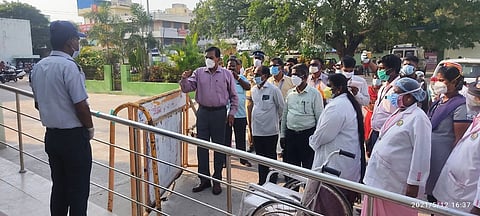 அரக்கோணம் அரசு மருத்துவமனை கரோனா நோயாளிகள் பிரிவில் பணியில் இருந்த தனியாா் நிறுவன பாதுகாவலரிடம் நோயாளிகள் தவிா்த்து வேறு யாரையும் உள்ளே அனுமதிக்கக்கூடாது ஆட்சியா் புஷ்பராஜ் எச்சரித்தாா்.