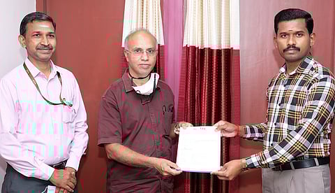 தமிழக முதல்வரின் பொது நிவாரண நிதிக்கு ரூ.1.25 கோடி செலுத்தியதற்கான மின்னணு பற்றுச்சீட்டை வேலூா் மாவட்ட வருவாய் அலுவலா் ஜெ.பாா்த்தீபனிடம் அளிக்கிறாா் விஐடி பதிவாளா் கே.சத்தியநாராயணன்.